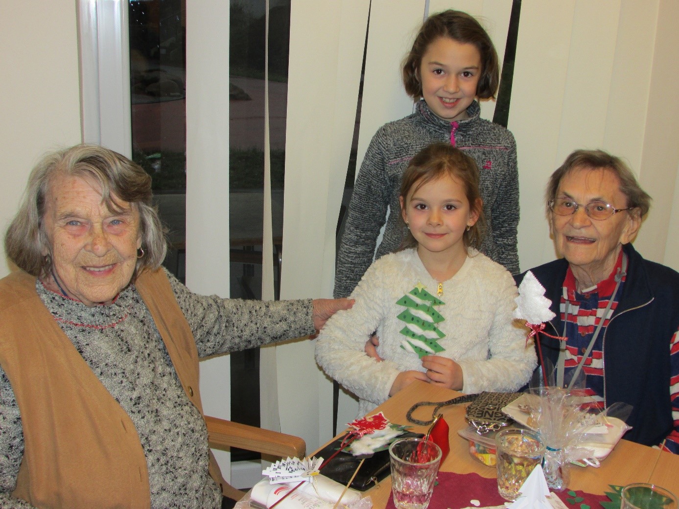 Návštěva dětí z Perunky v domech s pečovatelskou službou v Praze 3