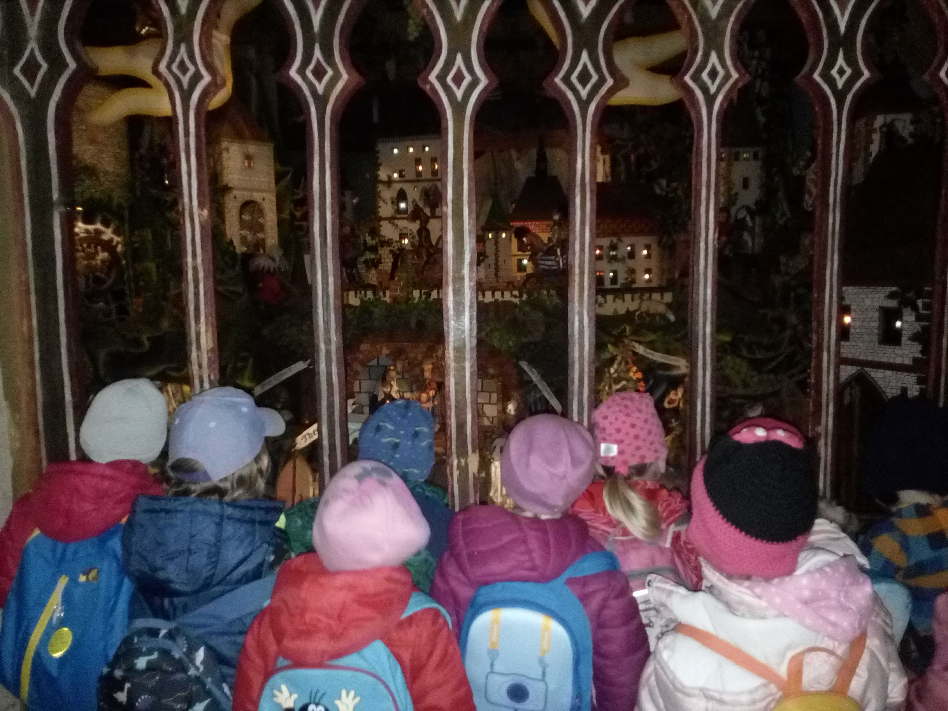 Vánoční výlet MŠ Na Vrcholu na Karlštejn nejen do muzea betlémů