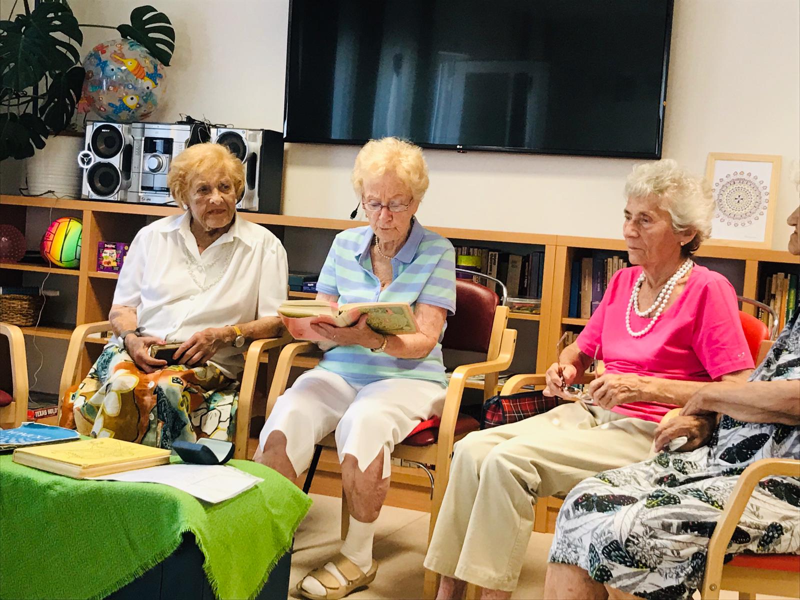 “Celé Česko čte dětem” – tentokrát čtení babiček ze Seniorského domu na Třebešíně pro děti z MŠ Třebešín