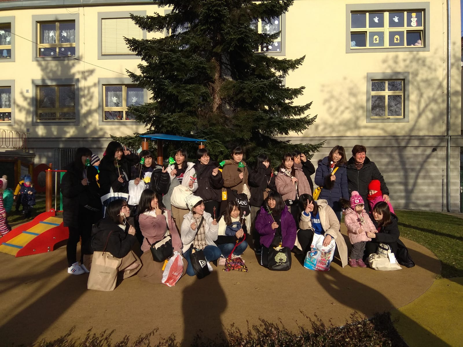 “Milá návštěva studentek z Japonska na MŠ Lobkovicova a Třebešín”